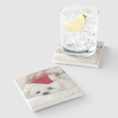 Niedlicher Weißhund in einem Red Christmas Hat Steinuntersetzer (Seitenansicht)