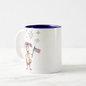 Niedlicher, weißlicher, patriotischer Hund mit Fah Zweifarbige Tasse (Vorderseite Links)