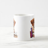 Niedlicher Welpe auf Büchern mit Brille Kaffeetasse (Mittel)