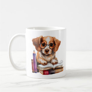 Niedlicher Welpe auf Büchern mit Brille Kaffeetasse