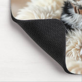 Niedlicher Welpe auf dem Pelzkissen Mousepad (Ecke)