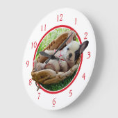 Niedlicher Welpe im Baseball-Mitt Große Wanduhr (Winkel)