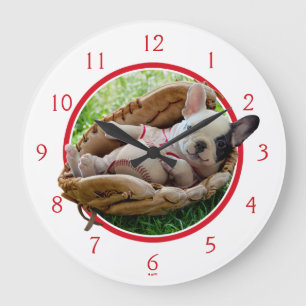 Niedlicher Welpe im Baseball-Mitt Große Wanduhr