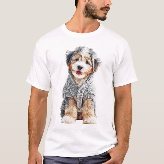 Niedlicher Welpe in einem gemütlichen grauen Stric T-Shirt (Vorderseite)