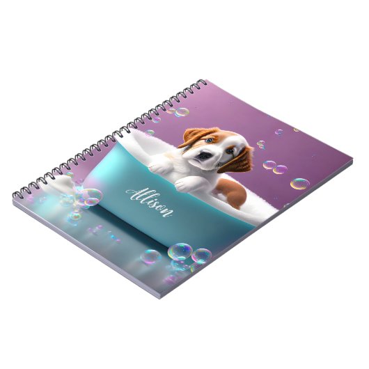 Niedlicher Welpe in einer Badewanne mit Seifenblas Notizblock (Linke Seite)