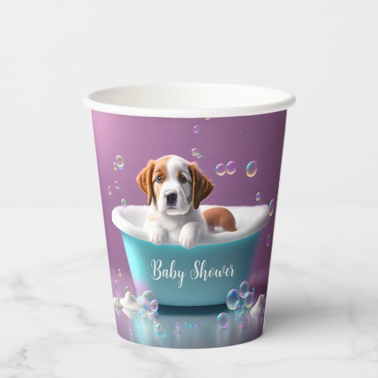 Niedlicher Welpe in einer Badewanne mit Seifenblas Pappbecher (Rückseite)