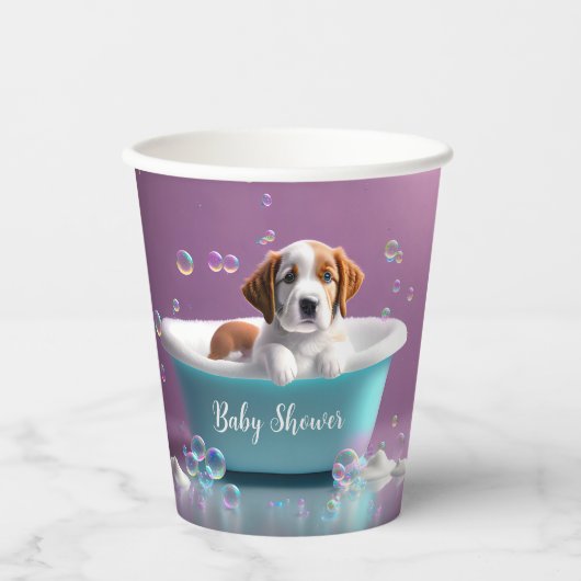 Niedlicher Welpe in einer Badewanne mit Seifenblas Pappbecher (Vorderseite)
