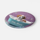 Niedlicher Welpe in einer Badewanne mit Seifenblas Pappteller (Schrägansicht)