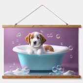Niedlicher Welpe in einer Badewanne mit Seifenblas Wandteppich Mit Holzrahmen (Vorne)