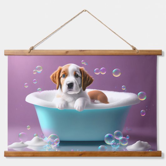Niedlicher Welpe in einer Badewanne mit Seifenblas Wandteppich Mit Holzrahmen (Vorne)