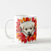 niedlicher Welpe mit Herbstblättern, Design der Ta Kaffeetasse (Links)