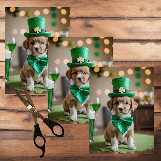Niedlicher Welpe mit St. Patrick's Outfit in einem Seidenpapier