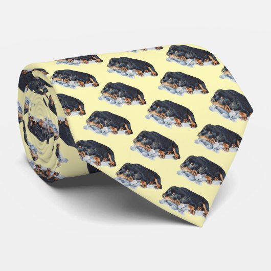 niedlicher Welpe streichelnteddy-Hundrottweiler Krawatte (Gerollt)