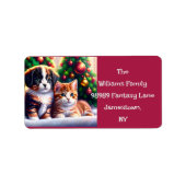 Niedlicher Welpe und Katze unter Weihnachtsbaum Adressaufkleber (Vorne)