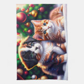 Niedlicher Welpe und Katze unter Weihnachtsbaum Geschirrtuch (Vertikal)