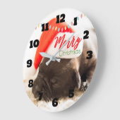 Niedlicher Welpen-Mops in einer Roten Weihnachtsma Große Wanduhr (Winkel)
