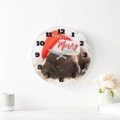 Niedlicher Welpen-Mops in einer Roten Weihnachtsma Große Wanduhr (Zuhause)