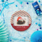 Niedlicher Welpen-Mops in einer Roten Weihnachtsma Pappteller (Party)