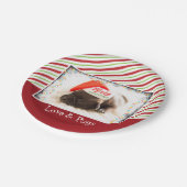 Niedlicher Welpen-Mops in einer Roten Weihnachtsma Pappteller (Schrägansicht)