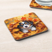 Niedlicher Welpenhund in Herbstlauben Getränkeuntersetzer (Linke Seite)