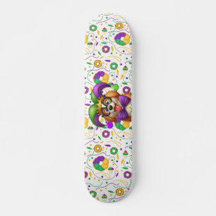 Niedlicher Welpenhund Mardi Gras in der Hut Skateboard