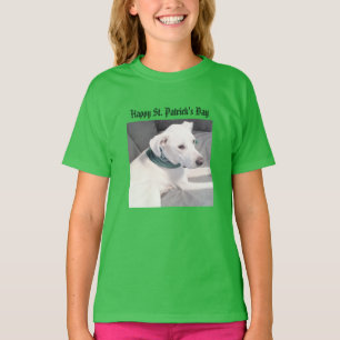 Niedlicher Welpenhund mit grünem Scarf St. Patrick T-Shirt