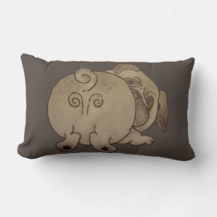 niedlicher Welpenhund spielt braunen Mops Lendenkissen