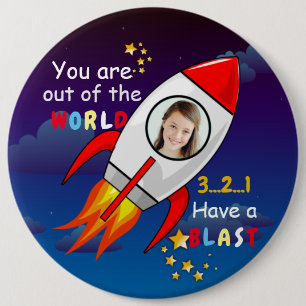 Niedlicher Weltraumraketenschiff vom Geburtstag Button
