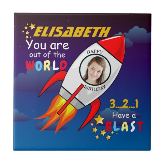 Niedlicher Weltraumraketenschiff vom Geburtstag Fliese (Vorderseite)