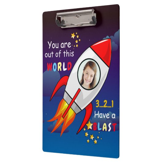Niedlicher Weltraumraketenschiff vom Geburtstag Klemmbrett (Links)