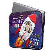 Niedlicher Weltraumraketenschiff vom Geburtstag Laptopschutzhülle (Vorderseite Links)
