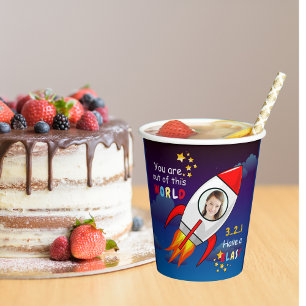 Niedlicher Weltraumraketenschiff vom Geburtstag Pappbecher