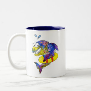 Niedlicher Whimsical Colorful Shark in Floor Zweifarbige Tasse