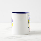 Niedlicher Whimsical Colorful Shark in Floor Zweifarbige Tasse (Mittel)