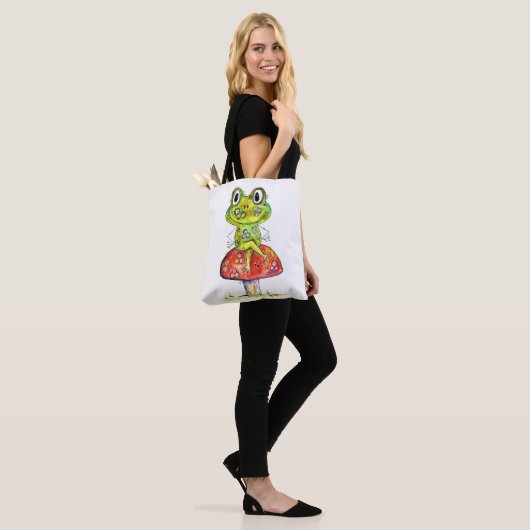 Niedlicher Whimsical Green Frosch auf Toadstool Tasche (Am Model)