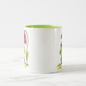 Niedlicher Whimsical Green Frosch unter einer rote Zweifarbige Tasse (Mittel)