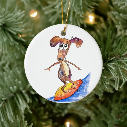 Niedlicher Whimsikaler Hund auf der Surfboard Keramik Ornament (Baum)