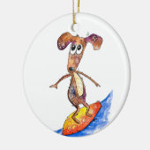 Niedlicher Whimsikaler Hund auf der Surfboard Keramik Ornament (Links)
