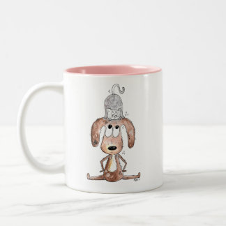 Niedlicher Whimsikaler Hund mit Katze auf seinem K Zweifarbige Tasse