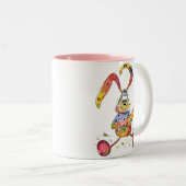 Niedlicher Whimsikfarbener Hase mit Karotte Zweifarbige Tasse (VorderseiteRechts)