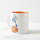 Niedlicher Whimsischer Herbstgnome mit Pumpkin Zweifarbige Tasse (Vorderseite Links)