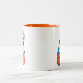 Niedlicher Whimsischer Herbstgnome mit Pumpkin Zweifarbige Tasse (Mittel)