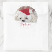 Niedlicher White Dog in einem Red Christmas Hat Da Runder Aufkleber (Tasche)