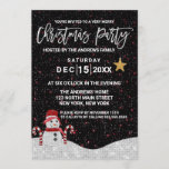 Niedlicher White Red Snowman Night Sky Glitzer Wei Einladung<br><div class="desc">Die Weihnachtsweihnachtsfeier zum Thema Schneemann ist ein sehr niedliches und cooles Design für Ihr Urlaubspapier. Hier finden Sie ein Imitat mit einem weißen Schneemann aus Glitzer, der mit einem roten Hut und Schal neben zwei Bonbons auf weißem Glitzer besticht. Der Himmel zeigt ein rot-weißes Sternmuster auf einem schwarzen Nachthimmel. Die...</div>