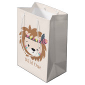 niedlicher Wild ein Löwe fügt Text Medium Geschenk Mittlere Geschenktüte (Rückseite Schrägansicht)