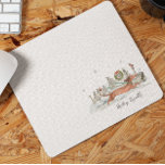 Niedlicher Winterhund Dackel | Monogramm Mousepad<br><div class="desc">Fügen Sie Ihrem Arbeitsbereich eine Touch Charme hinzu mit diesem bezaubernden Niedlichen Dackel Dog Mouse Pad. Mit einer skurrilen Aquarellillustrierung einer spielerischen Dackel, die durch ein verschneites Wunderland schlängelt, bringt dieses Design Wärme und Feiertagsstimmung zu jedem Schreibtisch. Die weiche Farbpalette und die zarten Winterakzente, wie Schneeflocken und Grünpflanzen, machen es...</div>