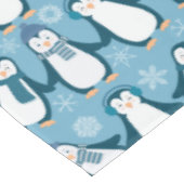 Niedlicher Winterpenguins-Entwurf Tischdecke (Schrägansicht)