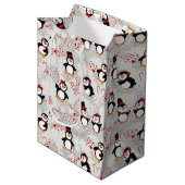 Niedlicher Winterpinguin-Herzmuster Mittlere Geschenktüte (Vorderseite Schrägansicht)
