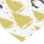 Niedlicher Winterpinguin Weihnachtsgold Tischdecke (Schrägansicht)