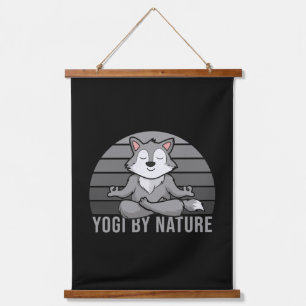 Niedlicher Wolf, der Yoga macht, lustige Yoga-Pose Wandteppich Mit Holzrahmen